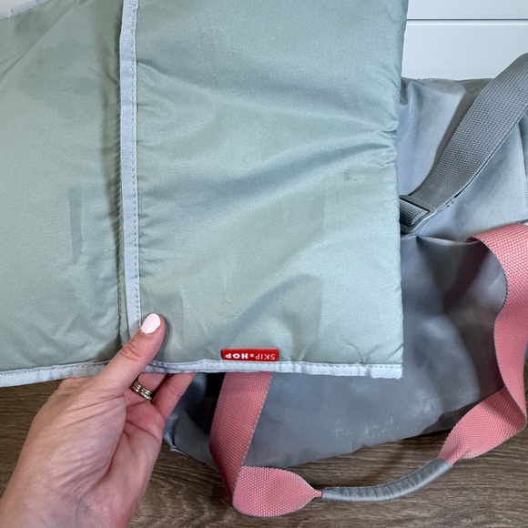 Skip Hop Fit All-Access Diaper Bag, Platinum, Messenger/Tote Bag, Versatile - Picture 12 of 15